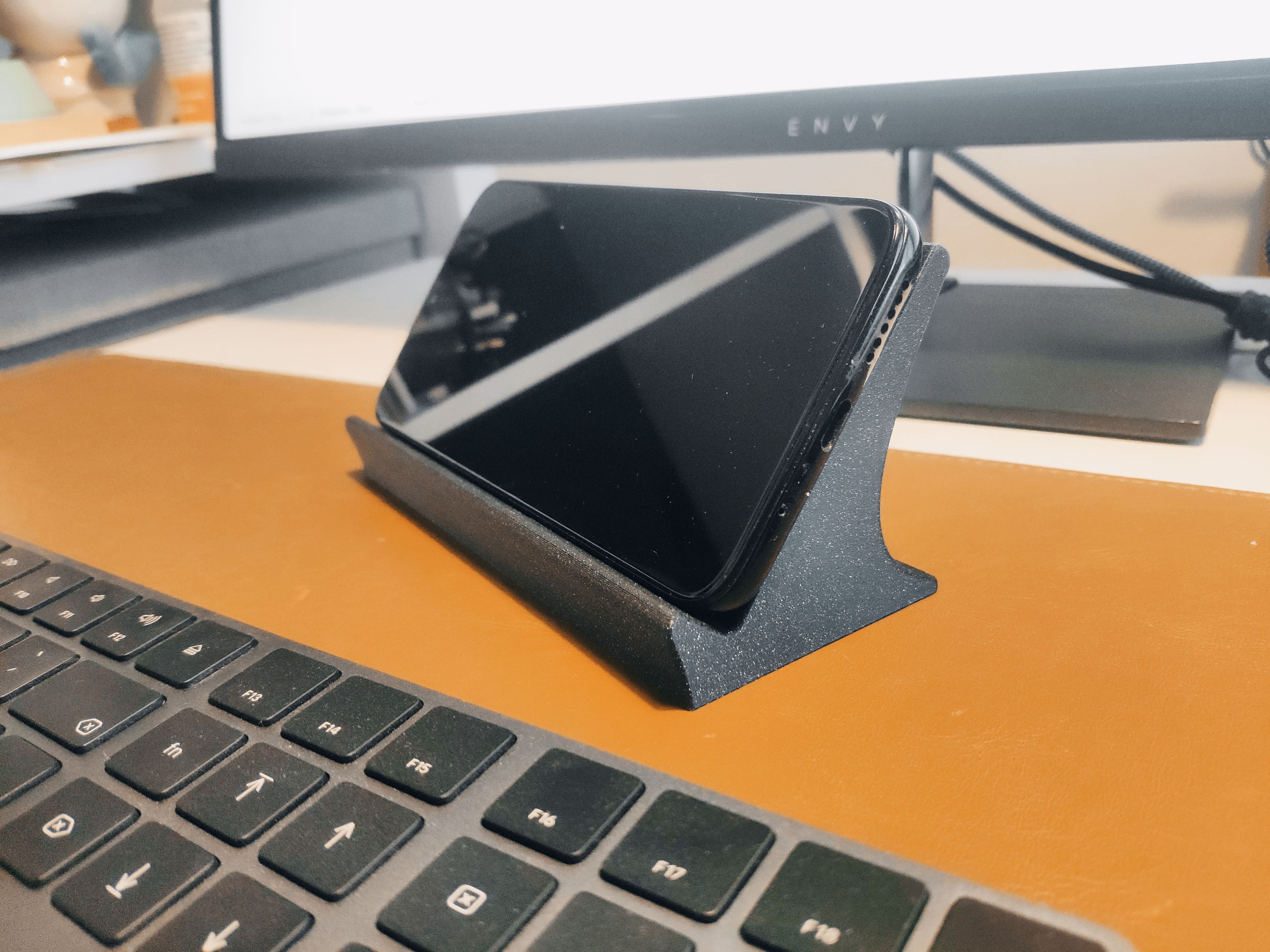 Phone stand and wireless charger "Arc"