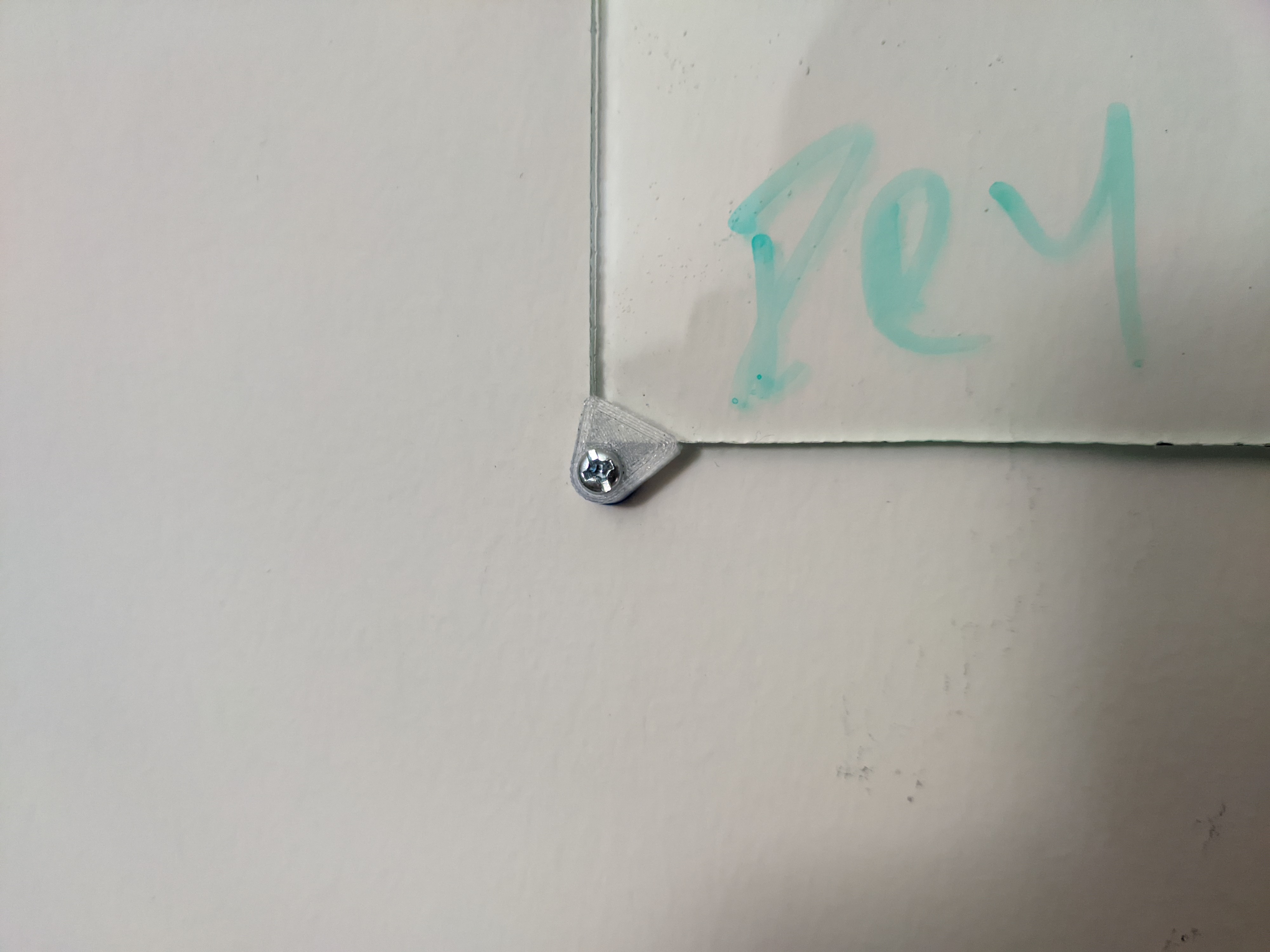 Corner brackets for Plexiglass Dry-erase board