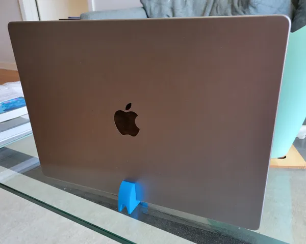 Vertical Macbook Pro Stand (17mm)