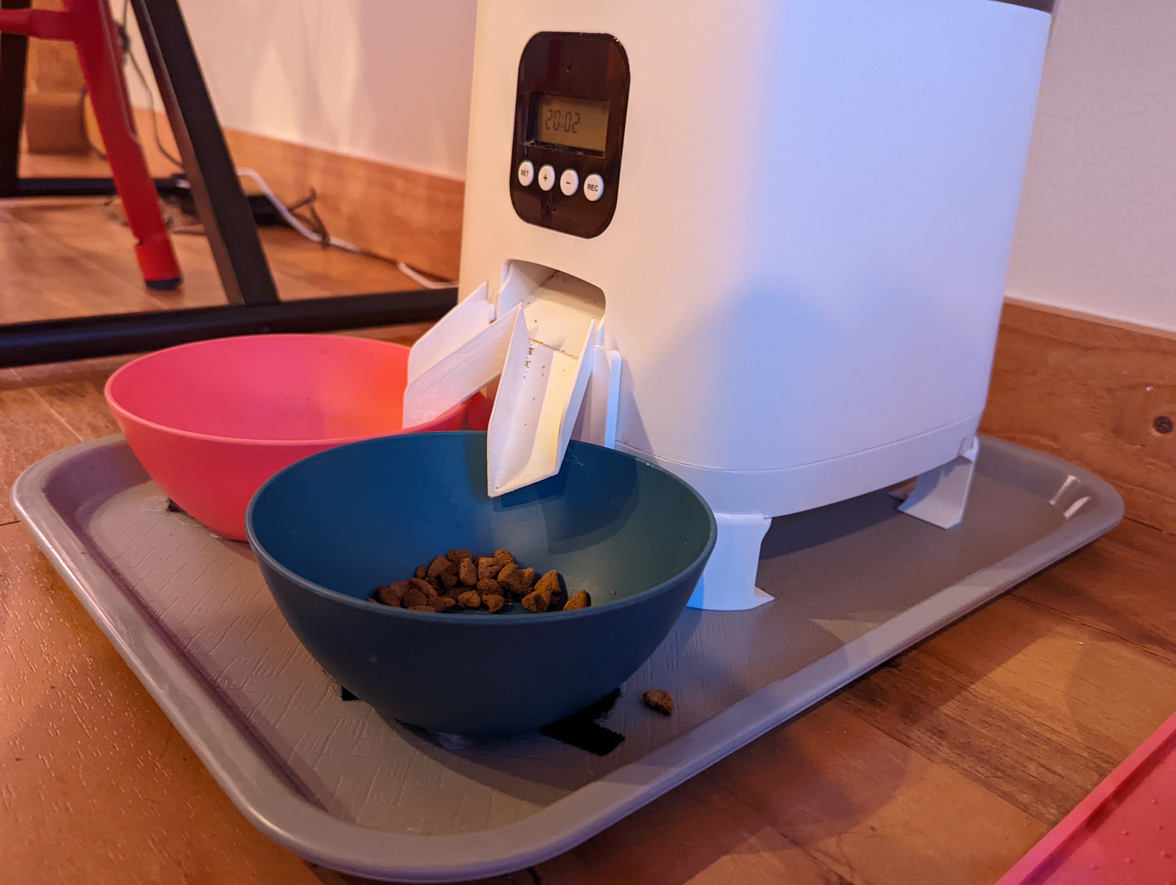 B3309 automatic clearance pet feeder