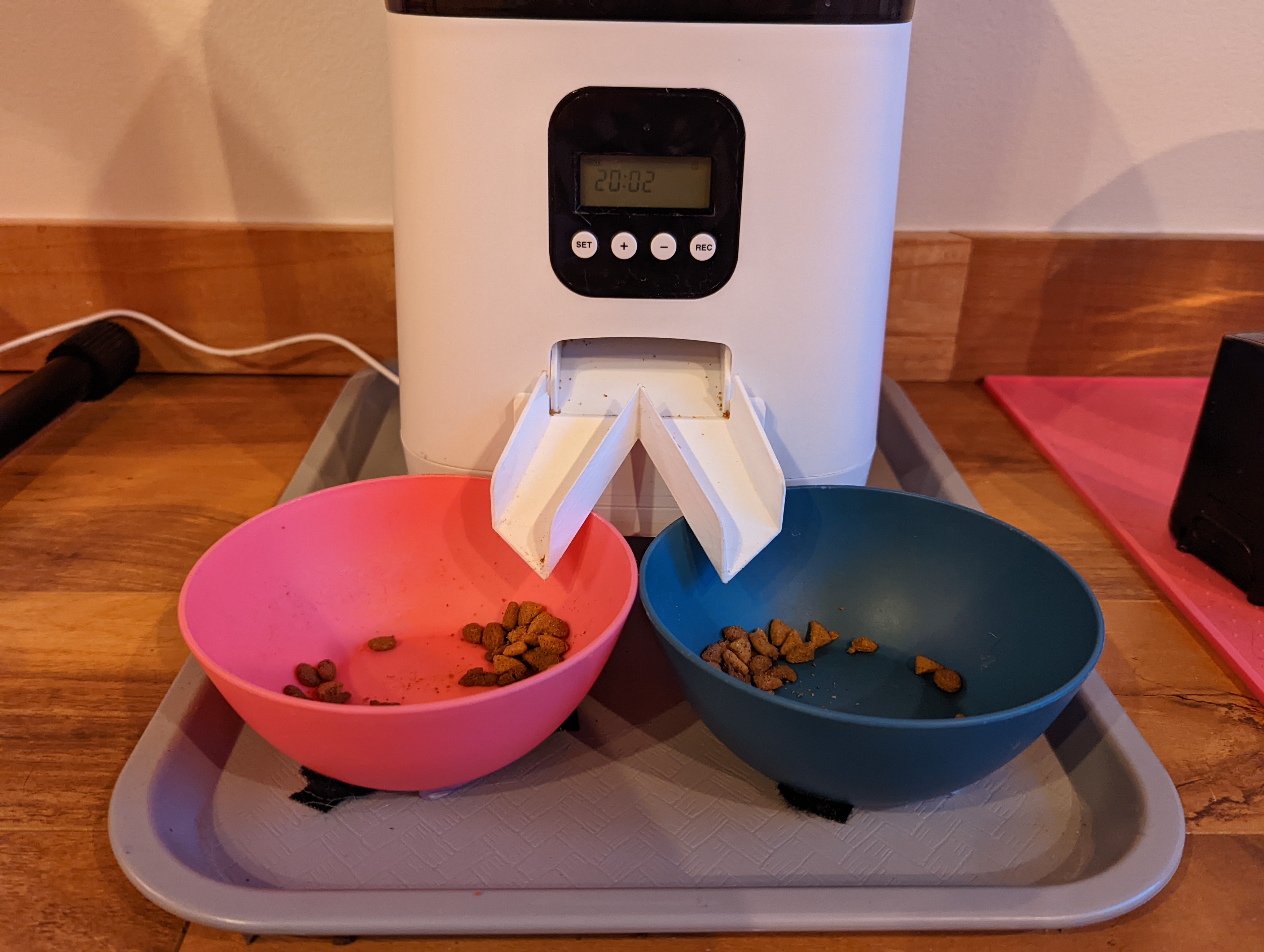 Automatic cat feeder splitter (for "WOPET Automatic Cat Feeder" & similar)