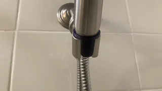 Anti-rotation clip for showerhead