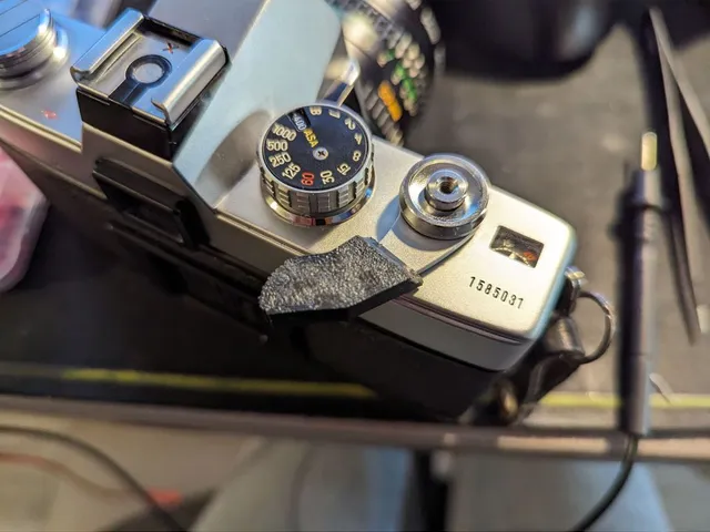 Minolta SRT film advance lever thumbrest