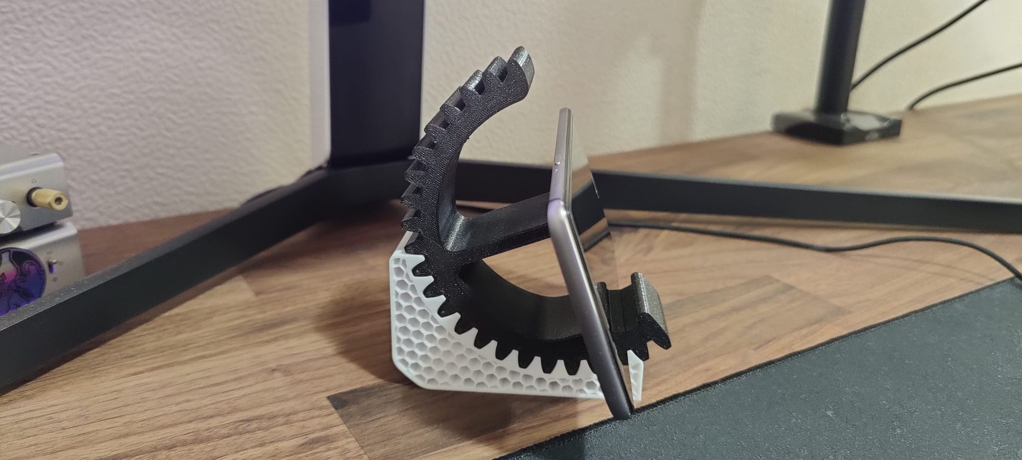 Geared Smartphone Holder with honeycomb bottom