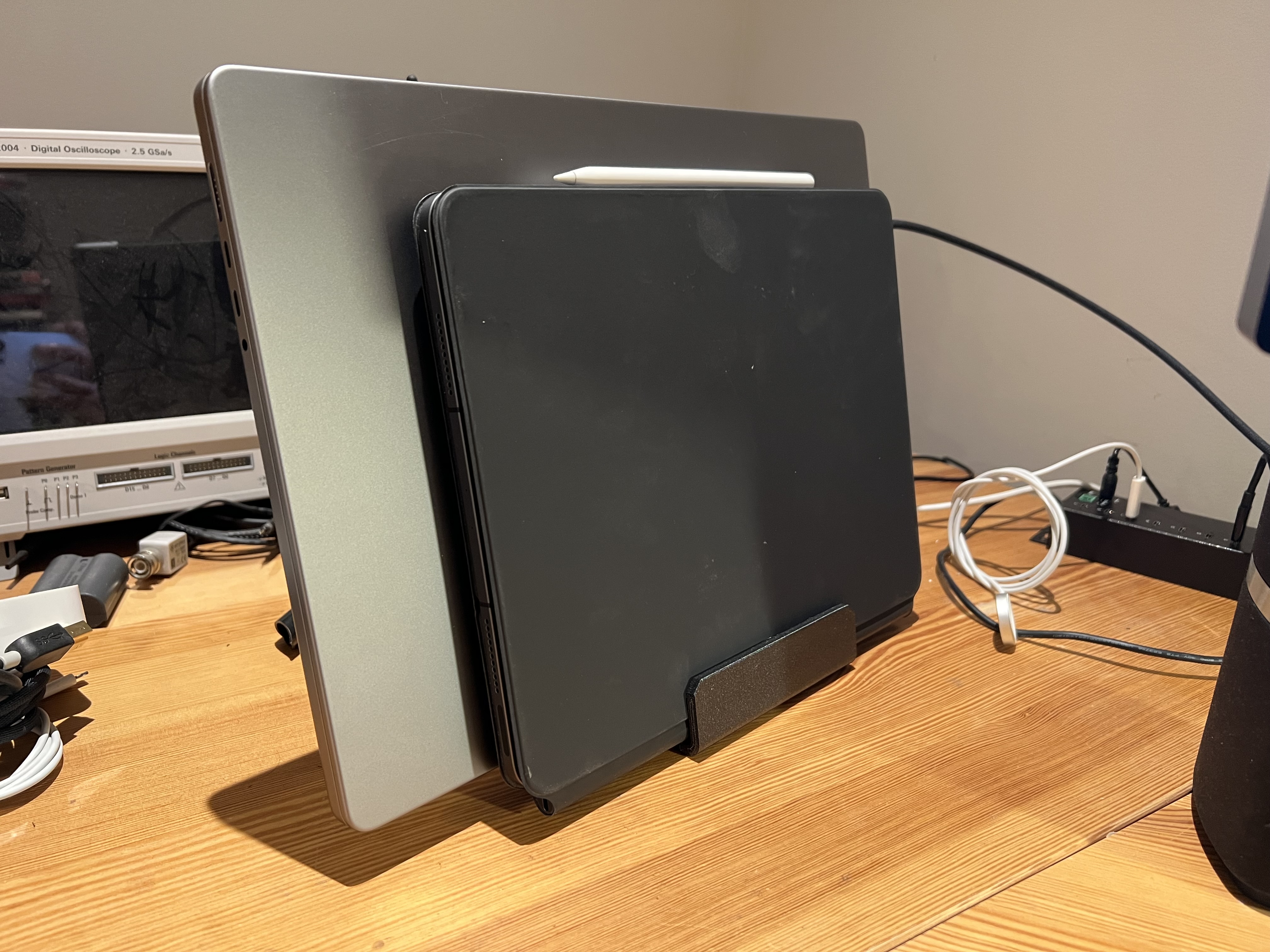 Laptop and iPad/iPhone Vertical Stand