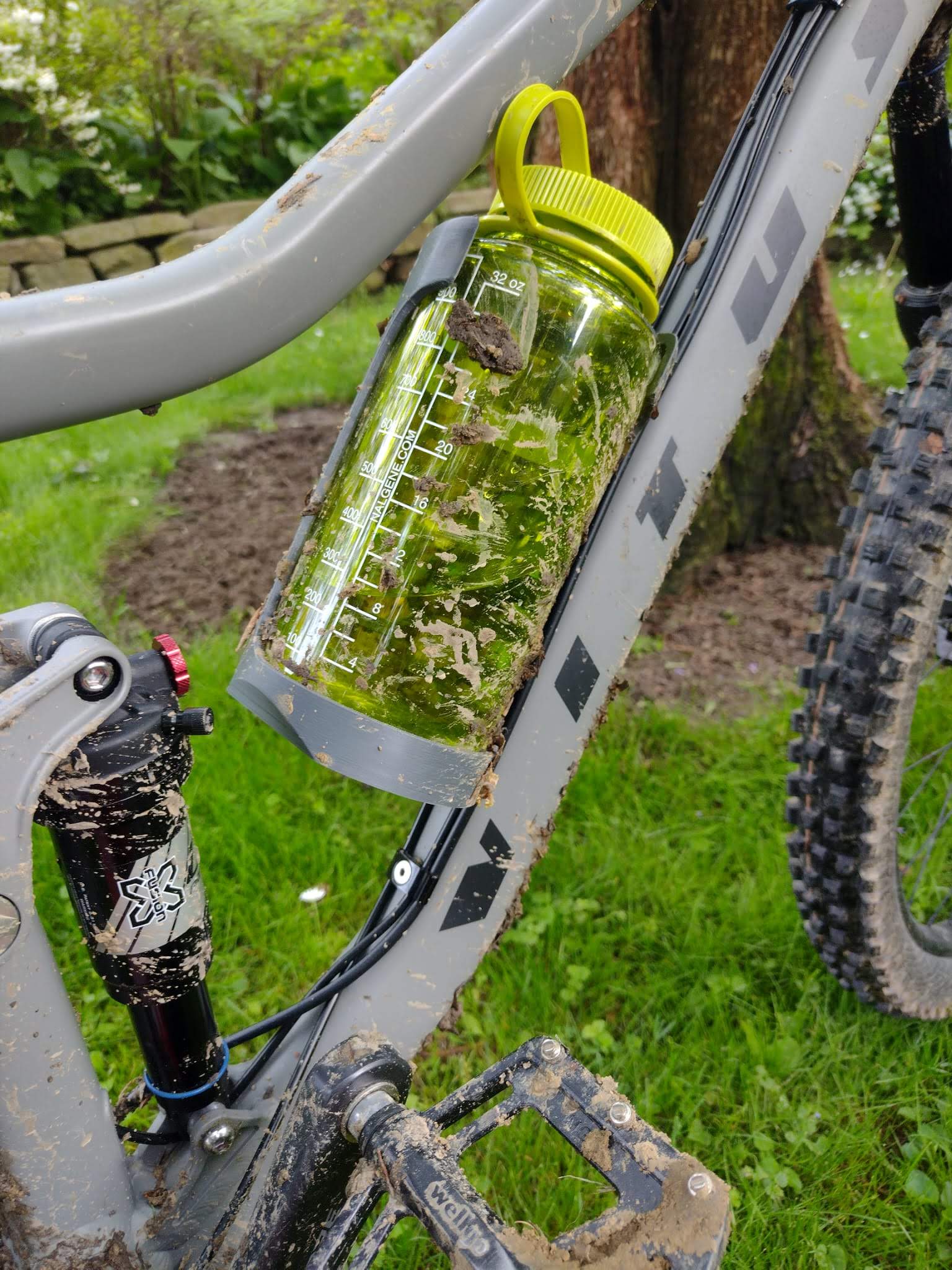 Nalgene bike best sale bottle holder