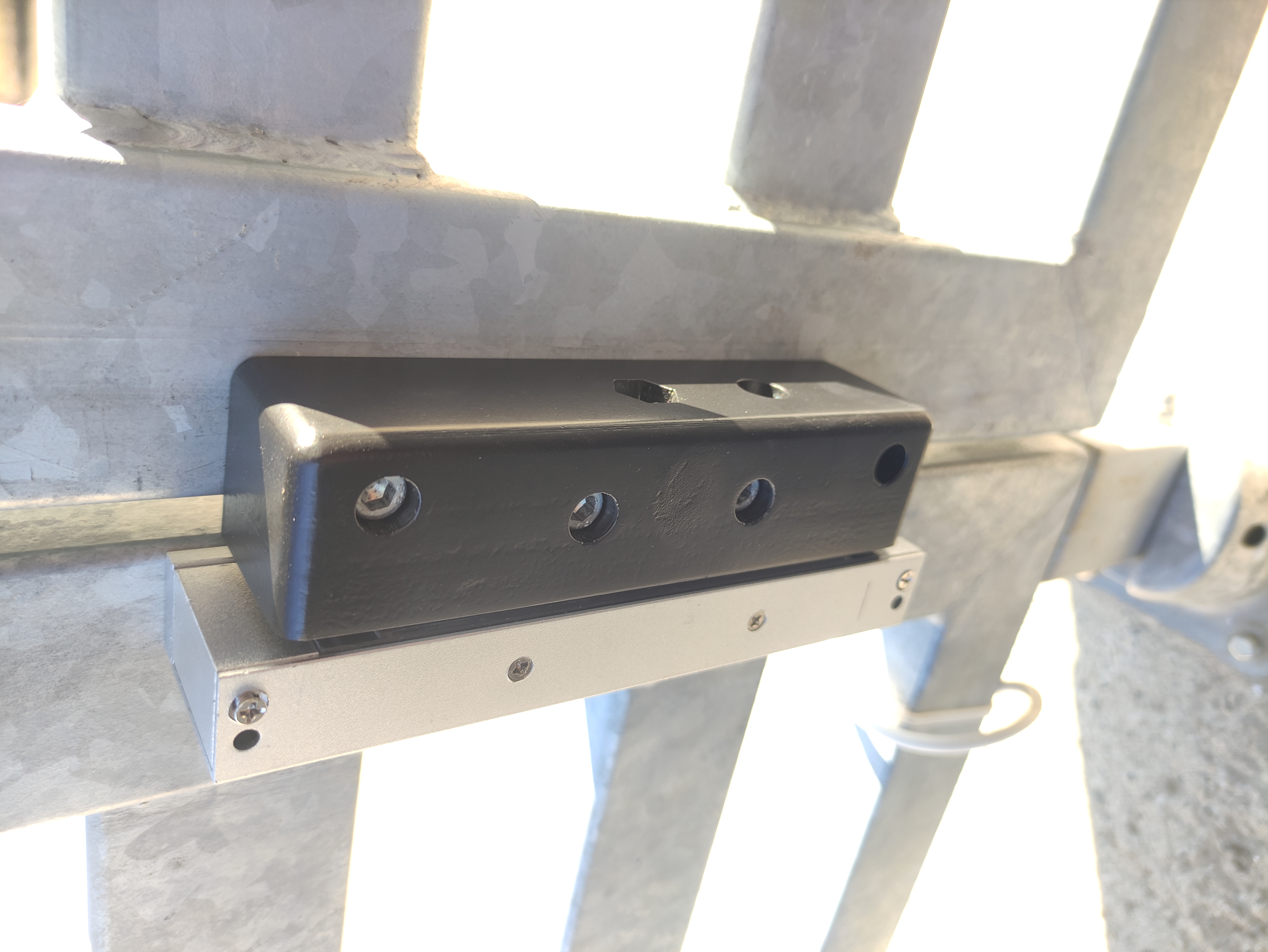 Attaching the electromagnet (180kg) to the gate