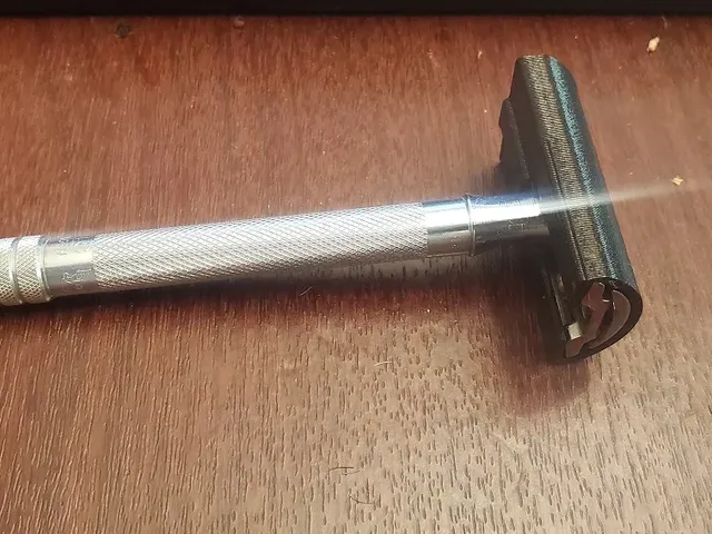 Travel cap for Merkur Long-Handled Safety Razor