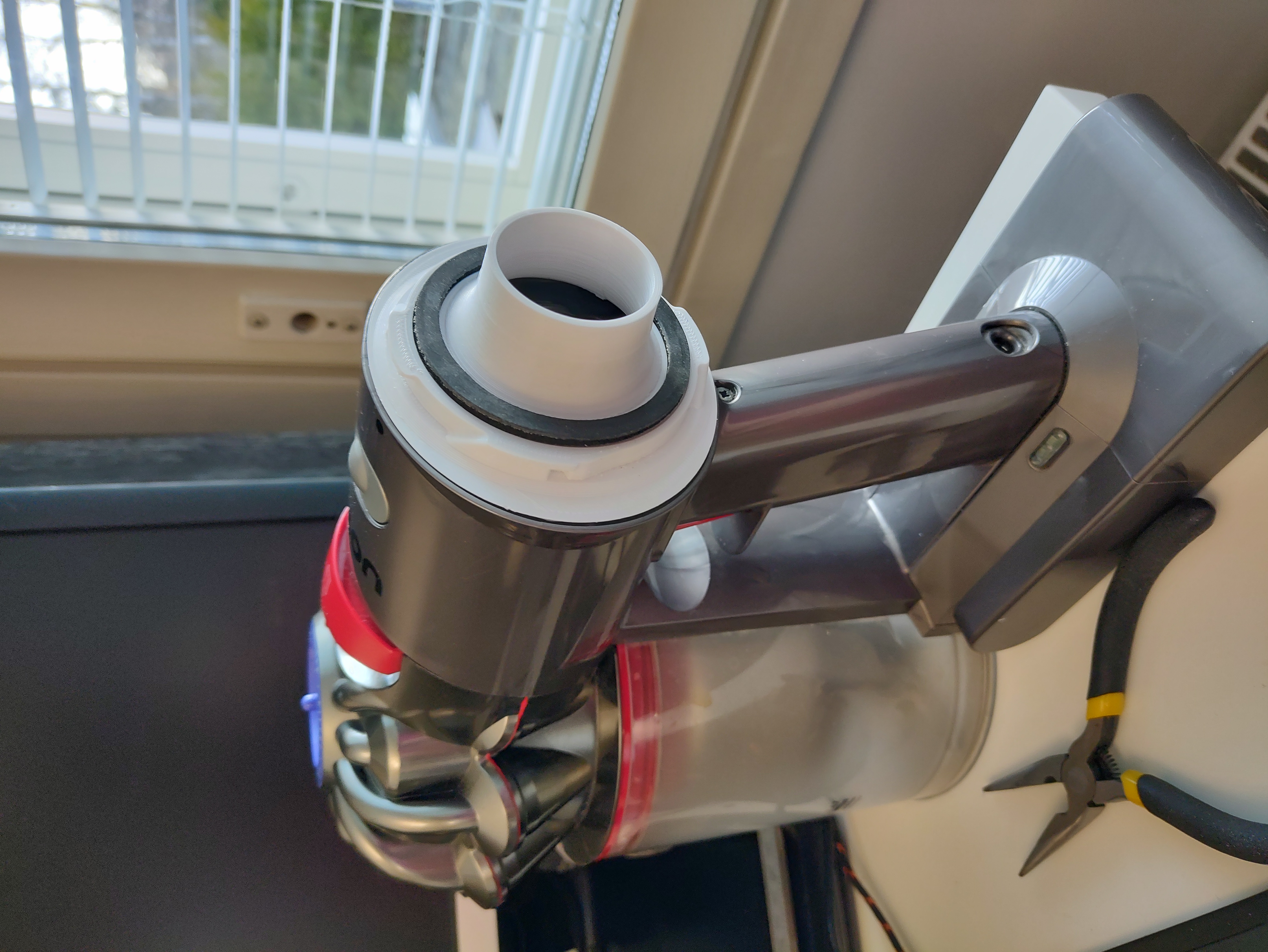 Post filter connector for Dyson V8 body