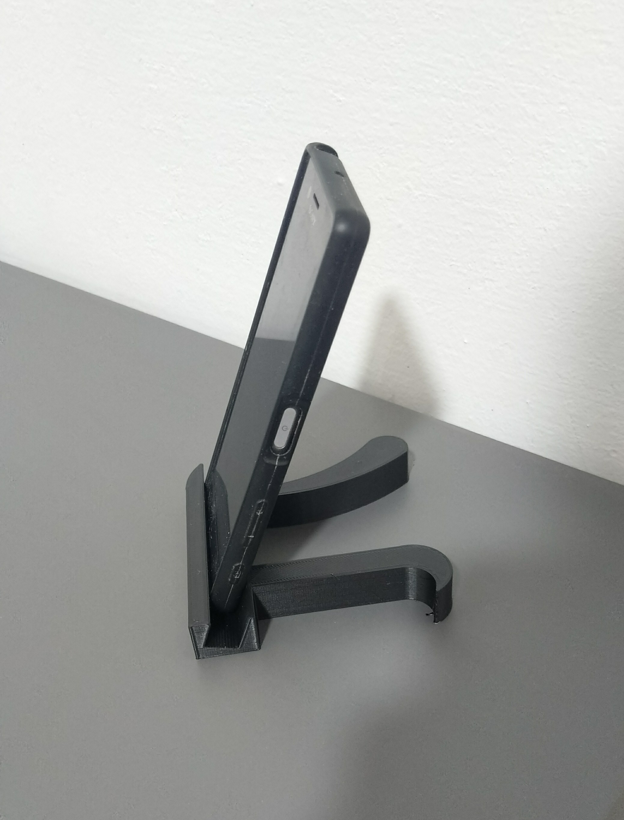 Pie phone stand with a twist