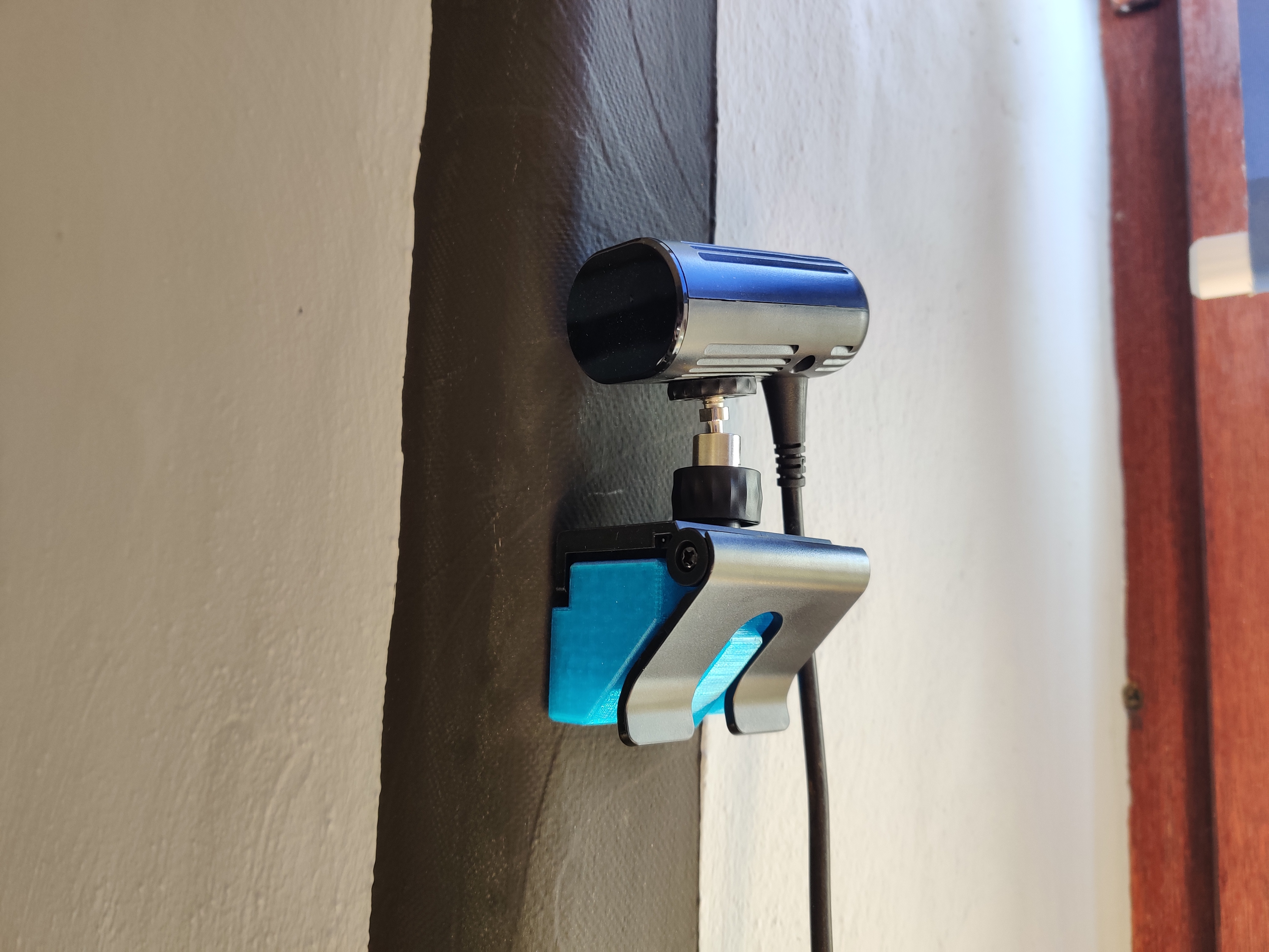 HTC Vive wireless adapter wallmount - angled