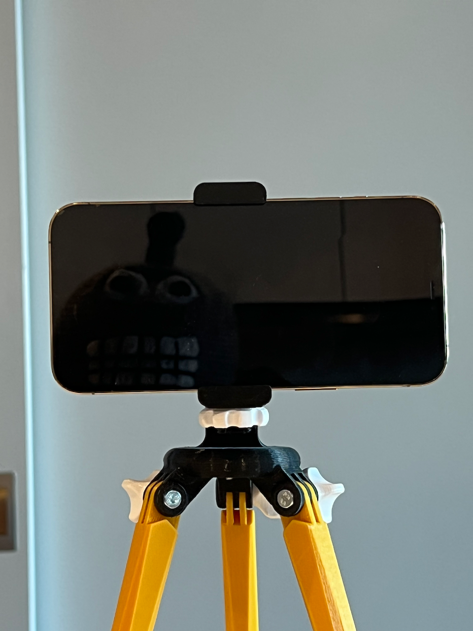 The DoomScroller, a smartphone tripod for the COVID-19 pandemic