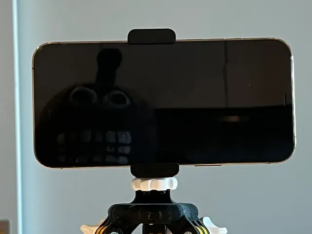 The DoomScroller, a smartphone tripod for the COVID-19 pandemic
