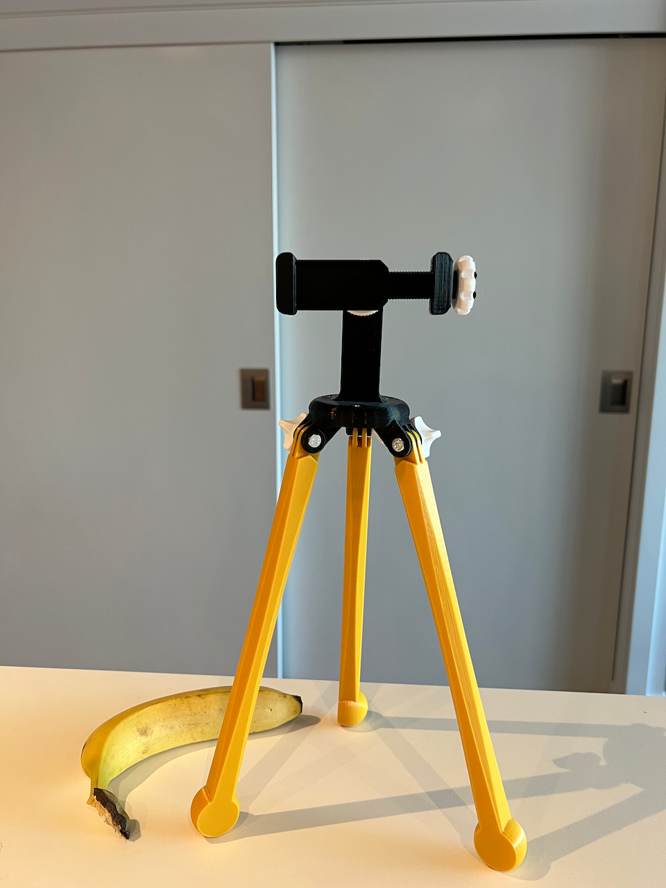 The DoomScroller, a smartphone tripod for the COVID-19 pandemic