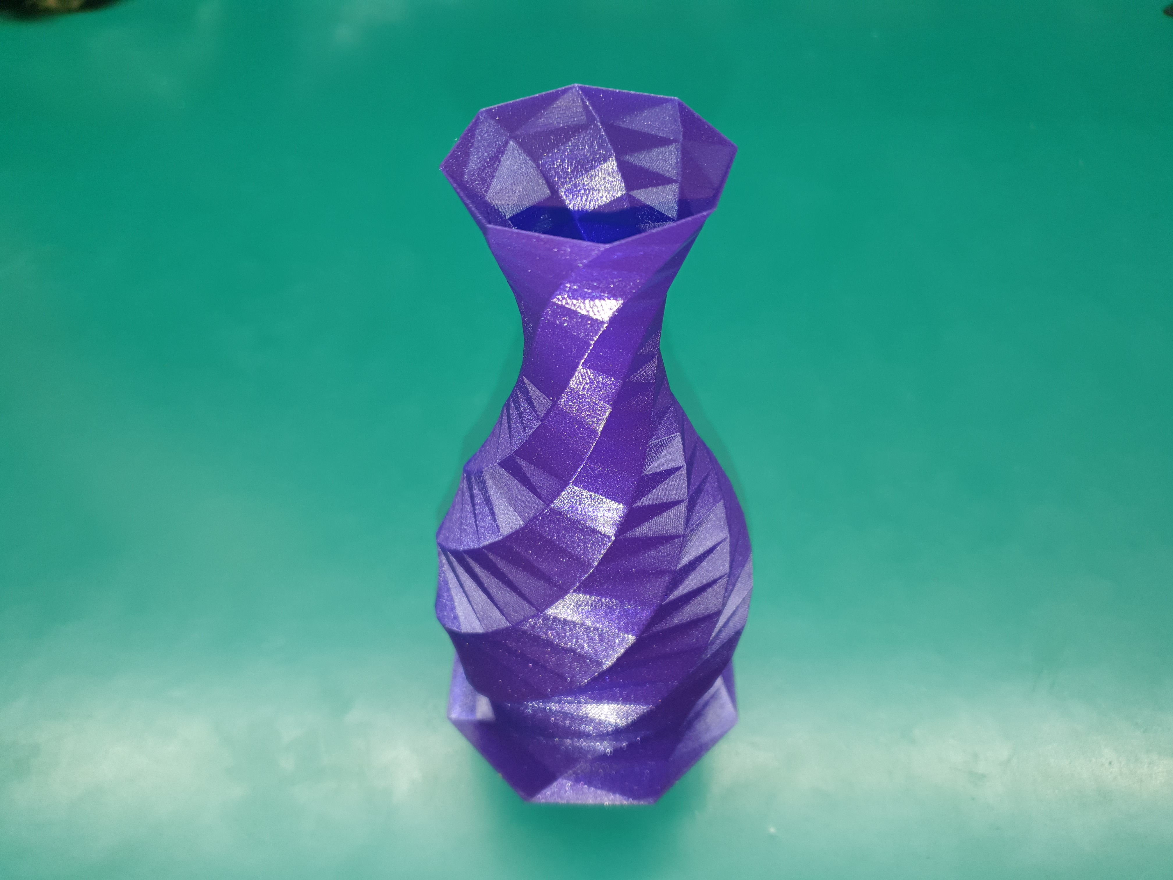 🧊 Stable Low-Poly Vase (increased bottom area size)