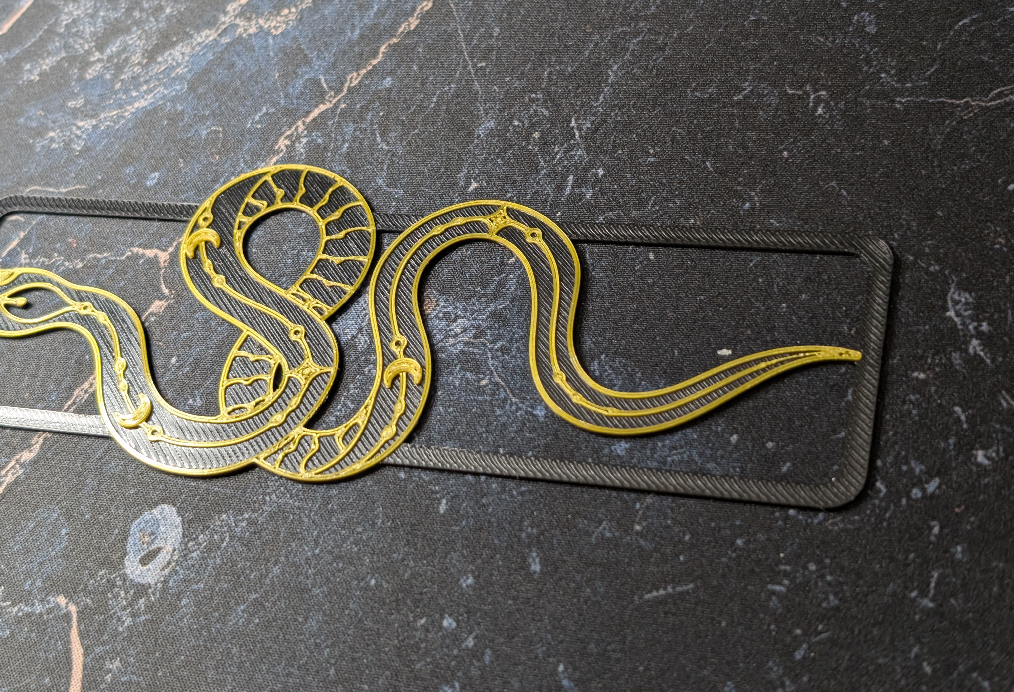 Miniatura 2 do modelo 3D Basilisk Snake Bookmark