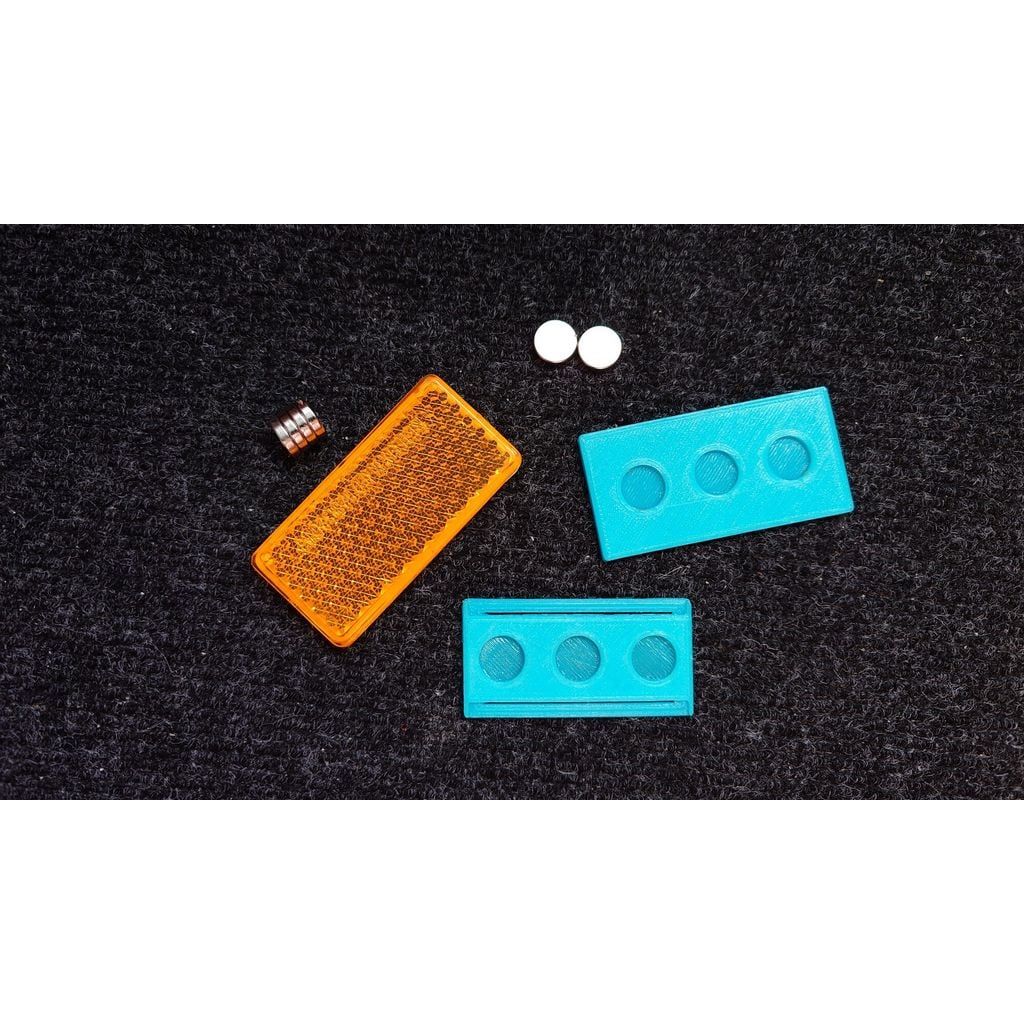 Quick release small reflective panel for clothing/backpack with magnetic fastener.