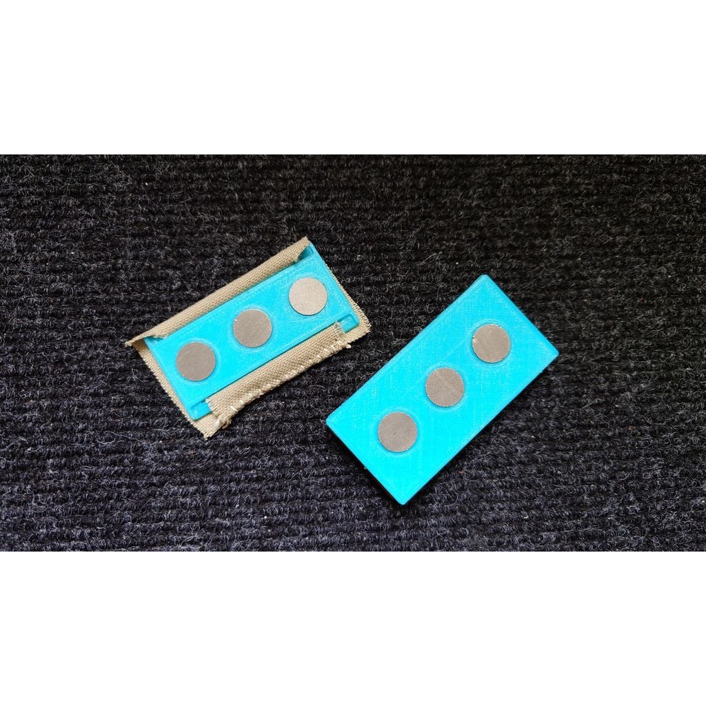 Quick release small reflective panel for clothing/backpack with magnetic fastener. — miniatura 5