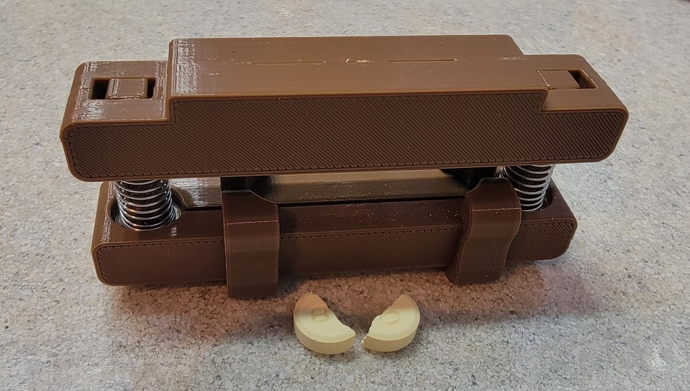 Remix of Pill cutter by MacuBO for ~1 15/16" Utility Razor Blade