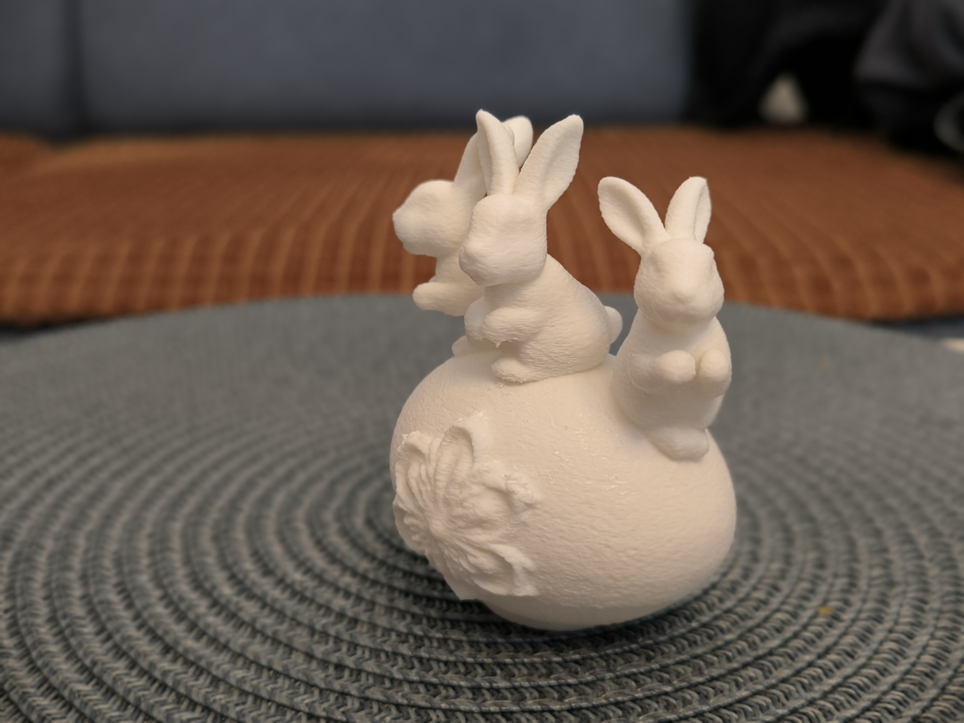 Three Easter Bunnies on the Egg — miniatura 4