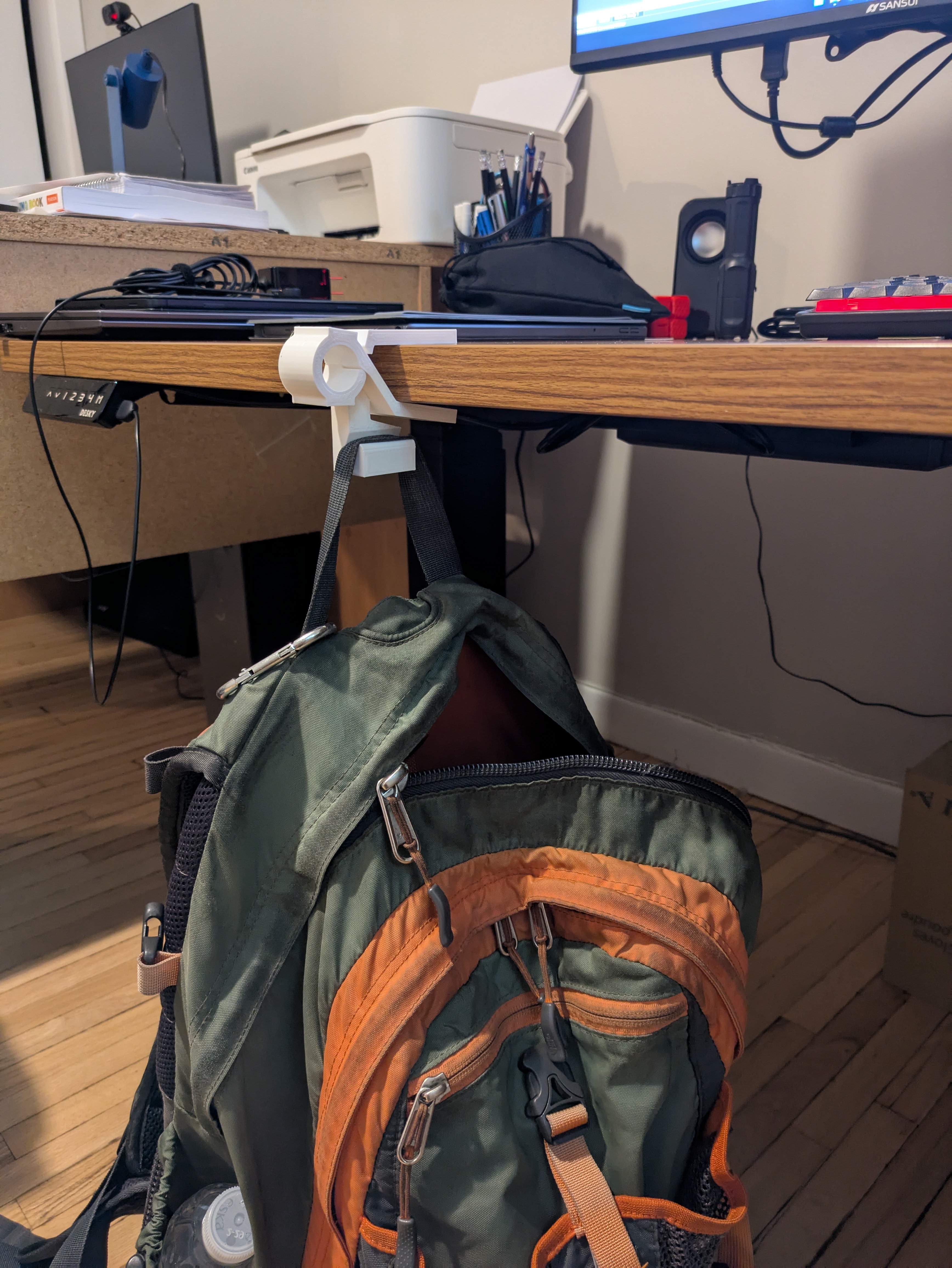 Backpack Clamp Hook – Gravity-Lock Design