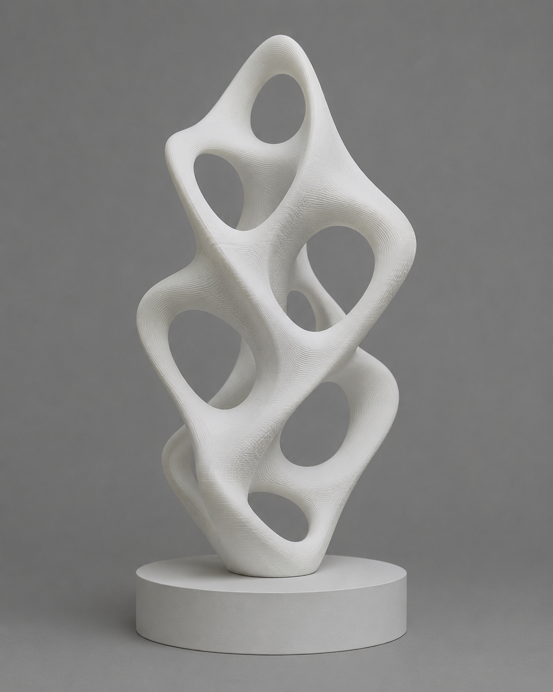 Weiße skulptur auf einem Sockel-White sculpture on a base