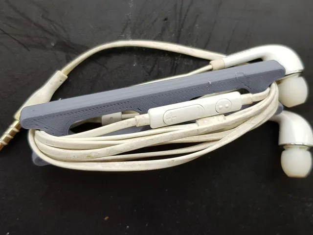 Simple earphone organizer
