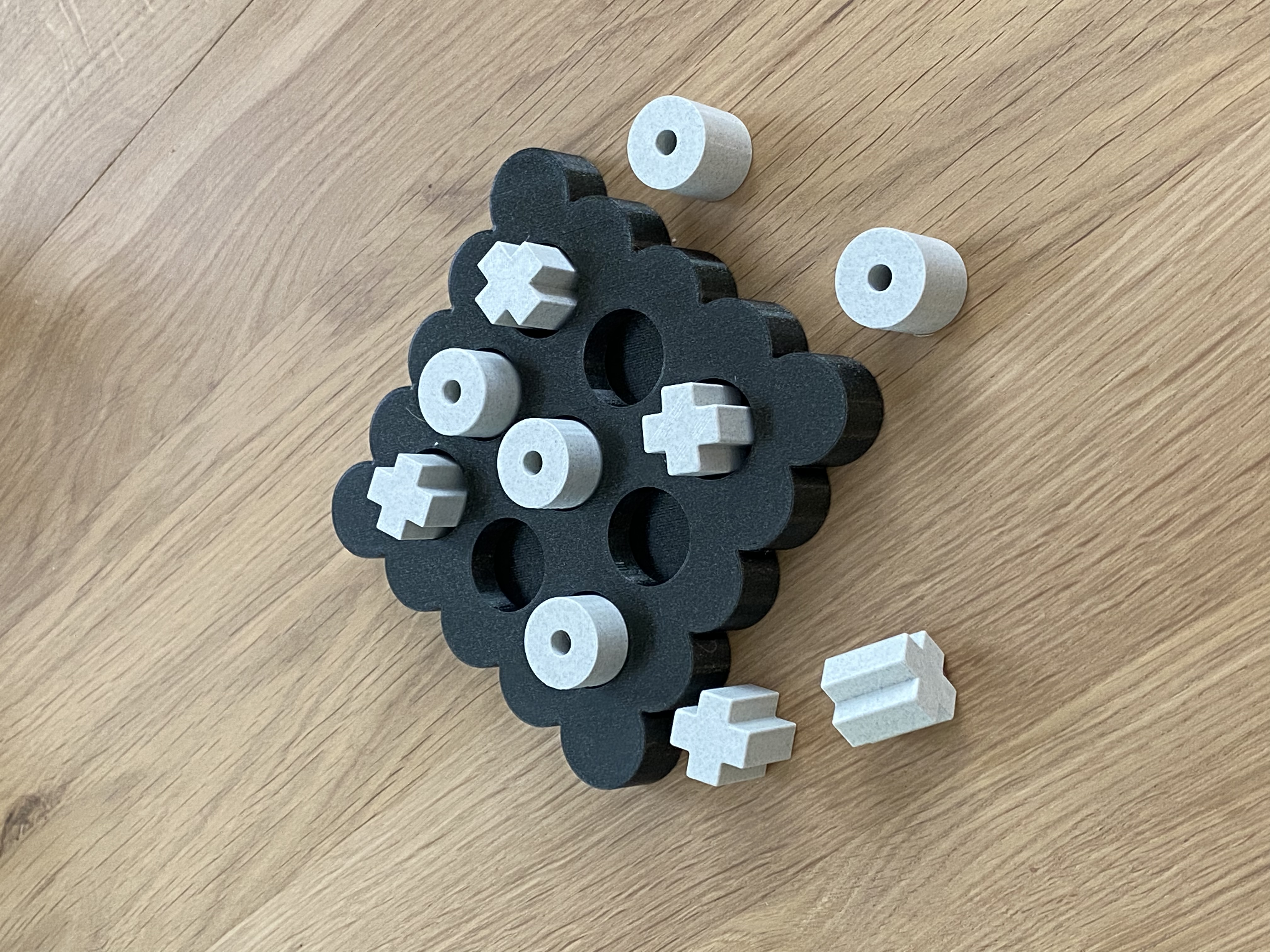Scallop Edge Tic Tac Toe Game Board & Pieces