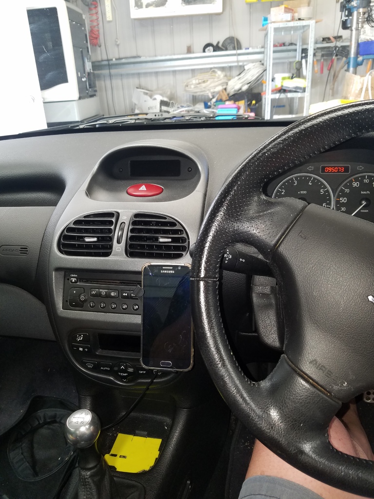 Peugeot 206 phone mount