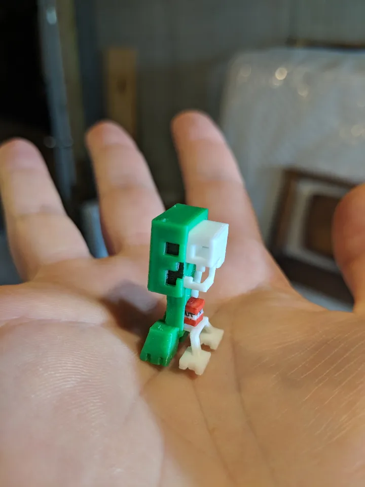 Creeper Minecraft Happy Sculpture