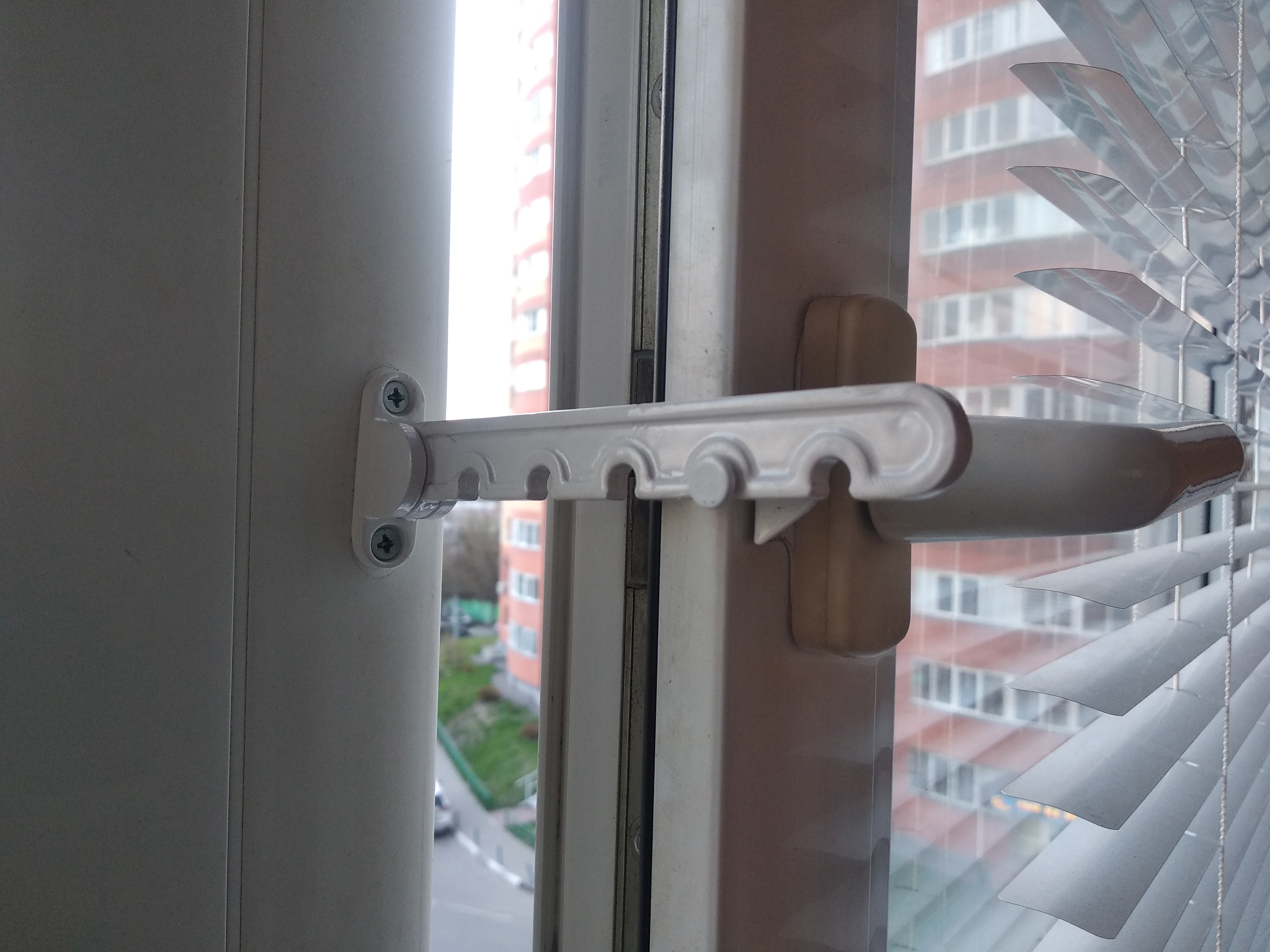 Limiter for plastic window