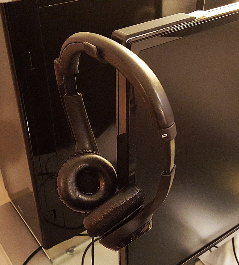 Compact Headphone Hook for Computer Monitor