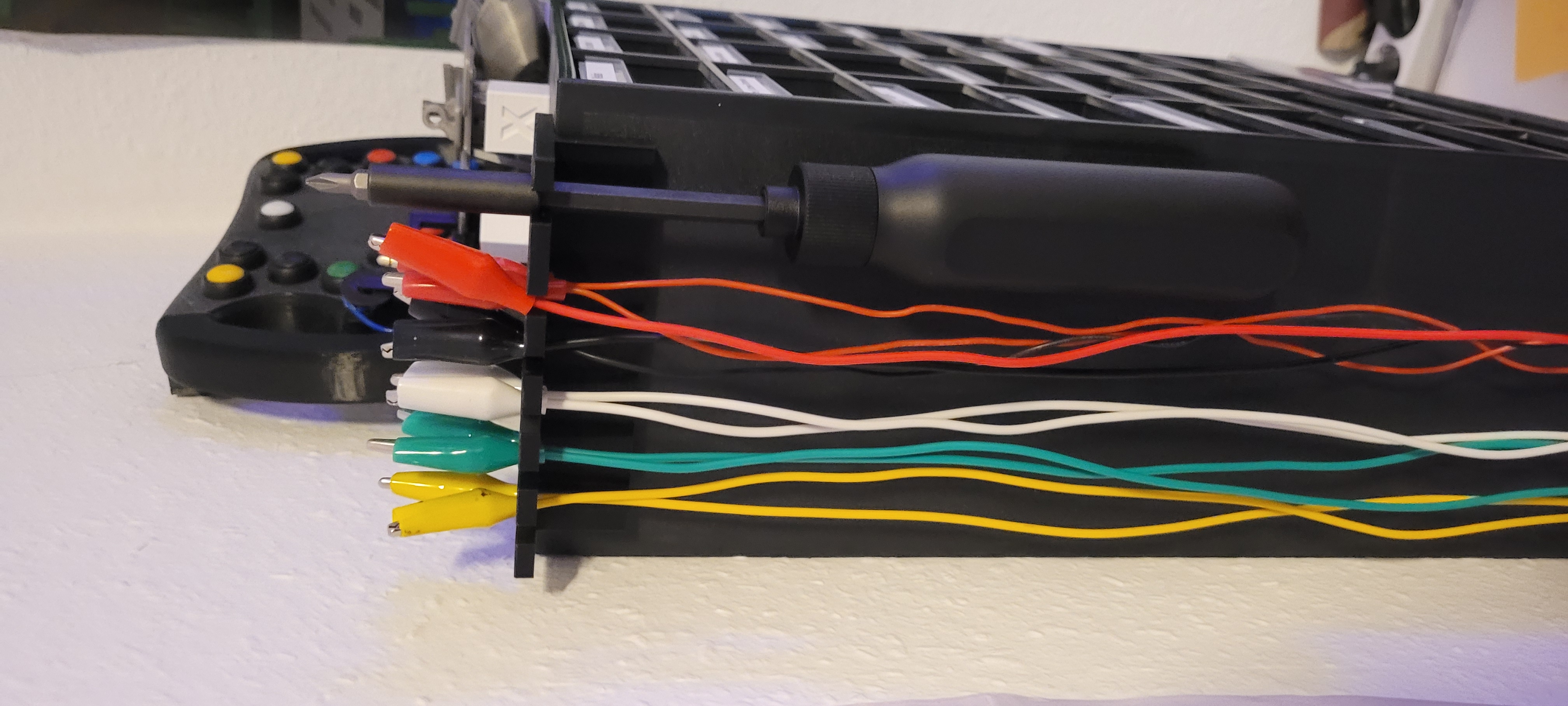Aligatorclip holder sorting box