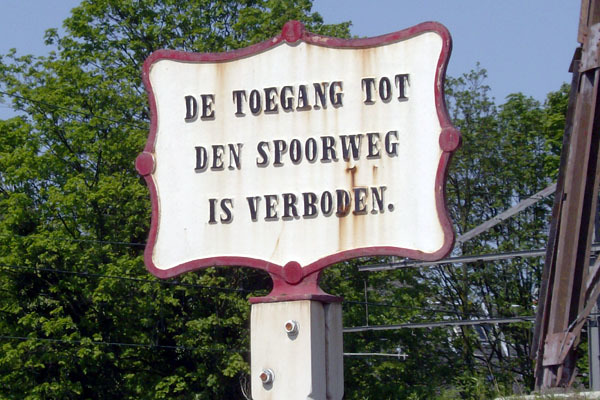 "DE TOEGANG TOT DEN SPOORWEG IS VERBODEN."