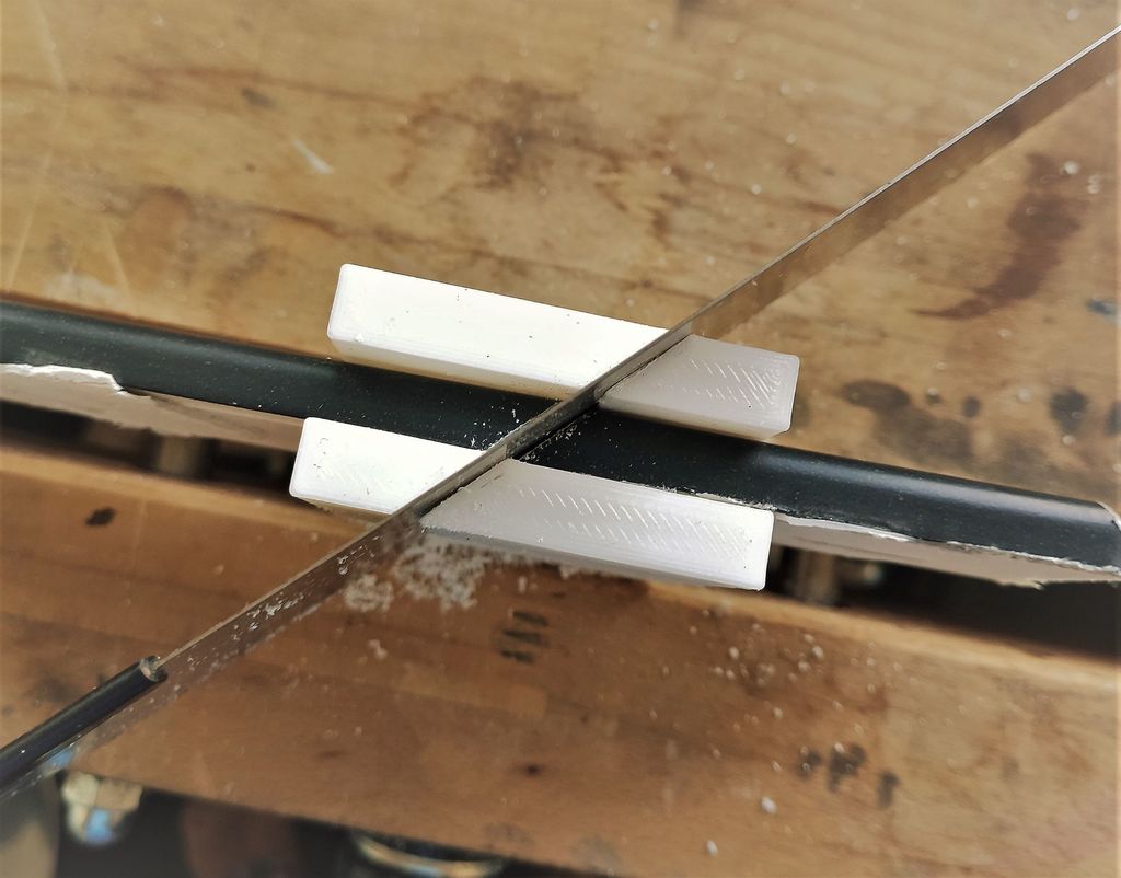 Miniatura 2 do modelo 3D Baseboard cutting guide