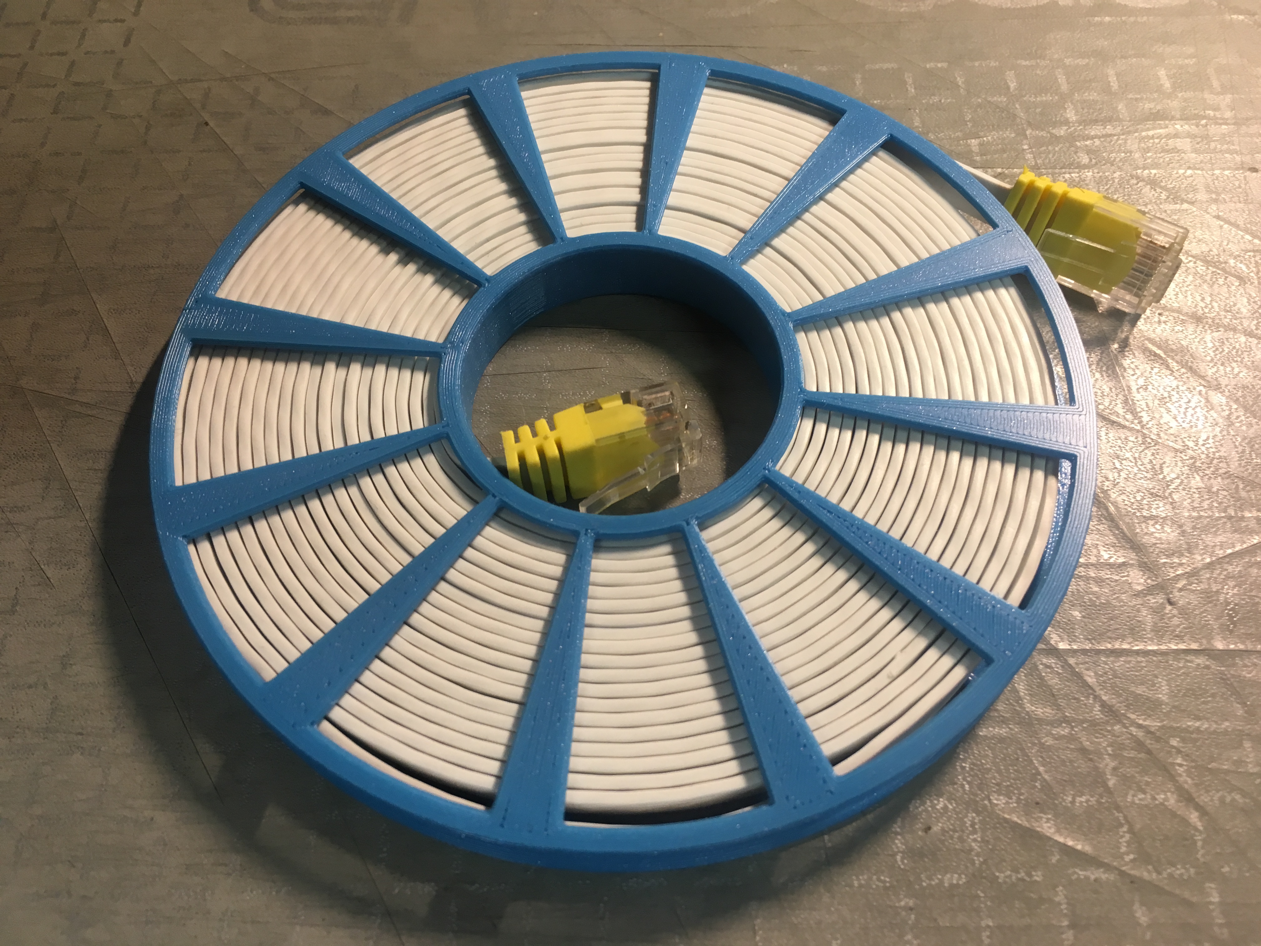 Miniatura 2 do modelo 3D Swisscom Ethernet 5m Cable Spool