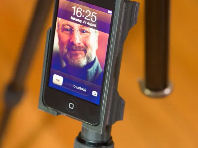 Tripod coupler for iPod touch