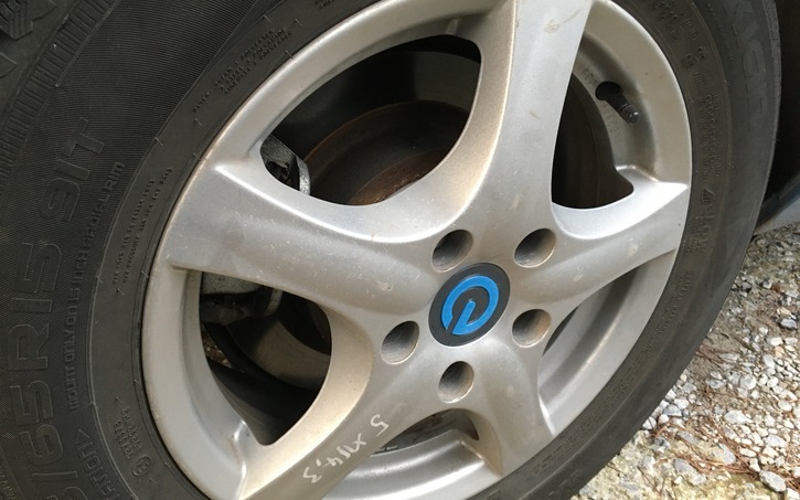 Nissan LEAF 3rd-party wheel hub cap