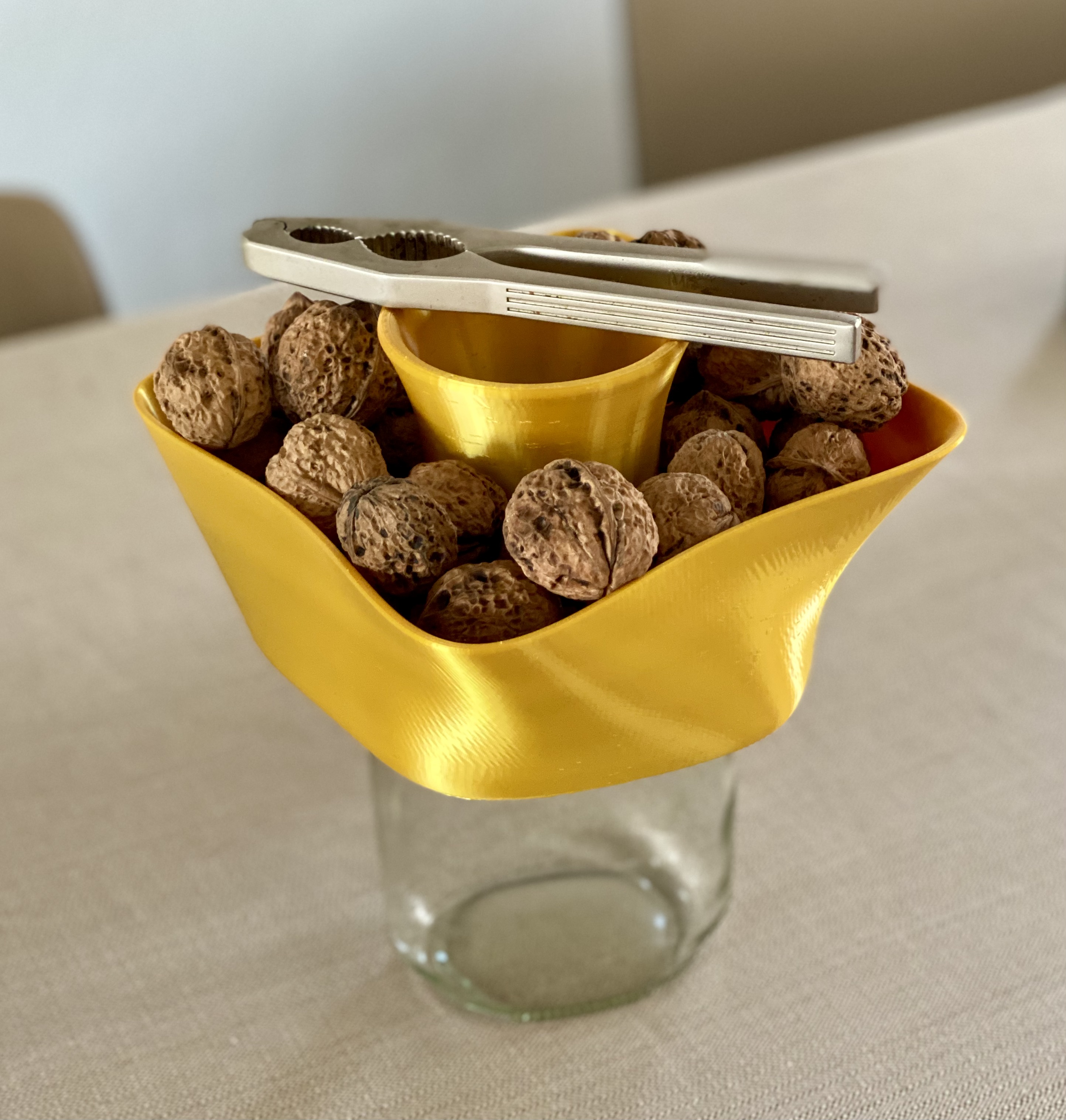 Nut Bowl with Chute for Nutshells for Nutella Glas