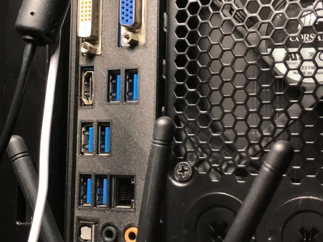 Gigabyte GA-Z77X-D3H IO plate