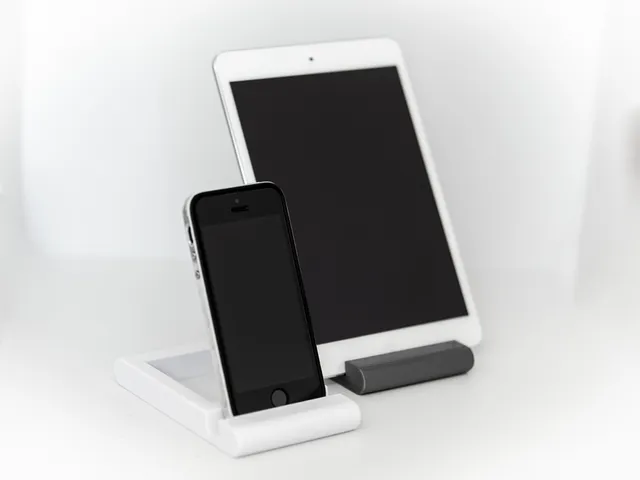 Minimal phone / tablet stand