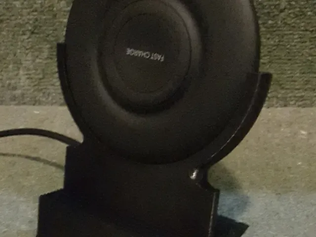 QI wireless stand (Samsung EP-P3100) for phone