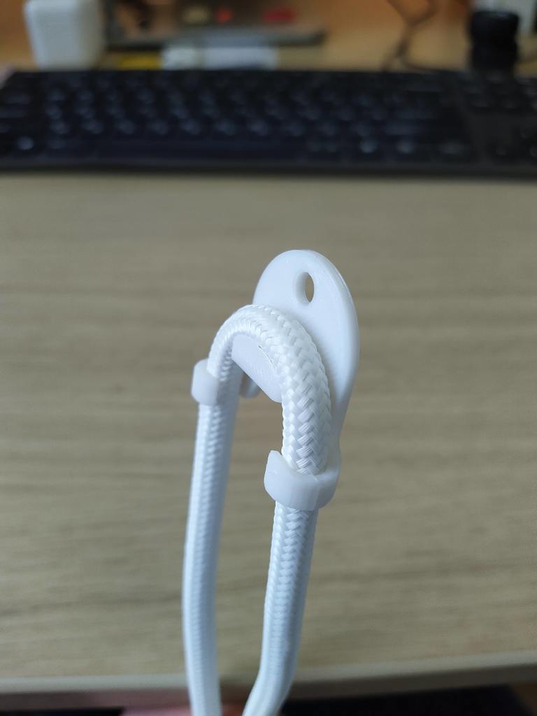Lamp hanger clip