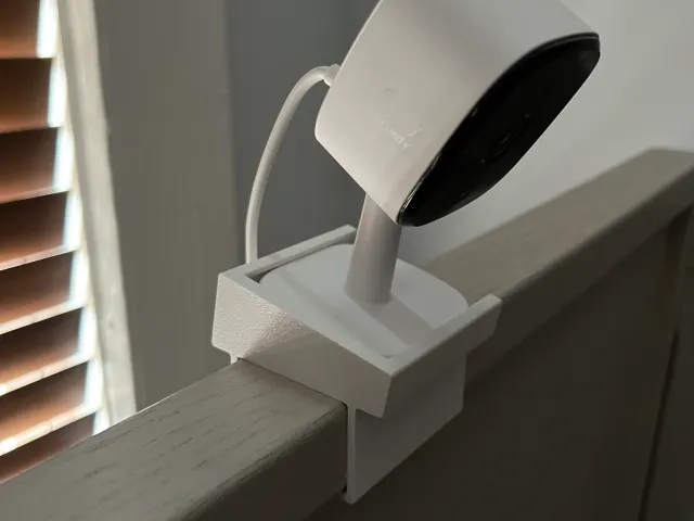 Eufy Solo IndoorCam C24 + West Elm Mid-Century Crib mount