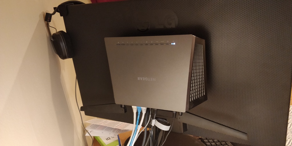 Netgear R7000 Router VESA100 Mount by LugaMagnus | Download free STL ...