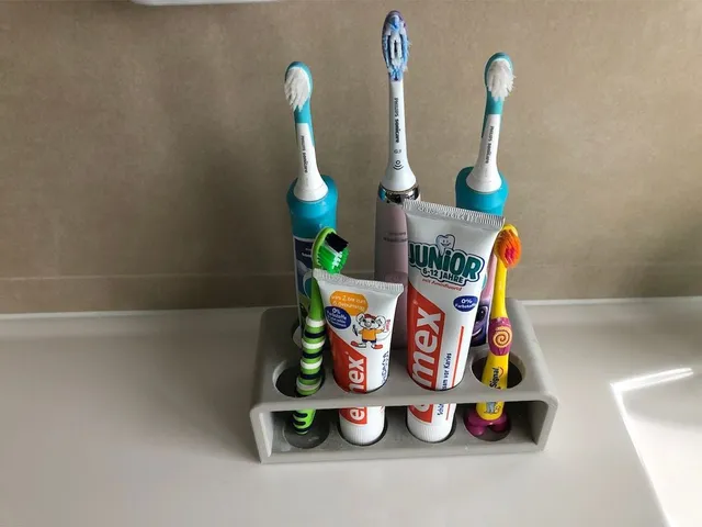Toothbrushes and toothpaste holder (family size)