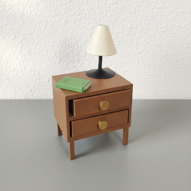MESILLA DE NOCHE CON LAMPARA Y LIBRO PARA DIORAMAS