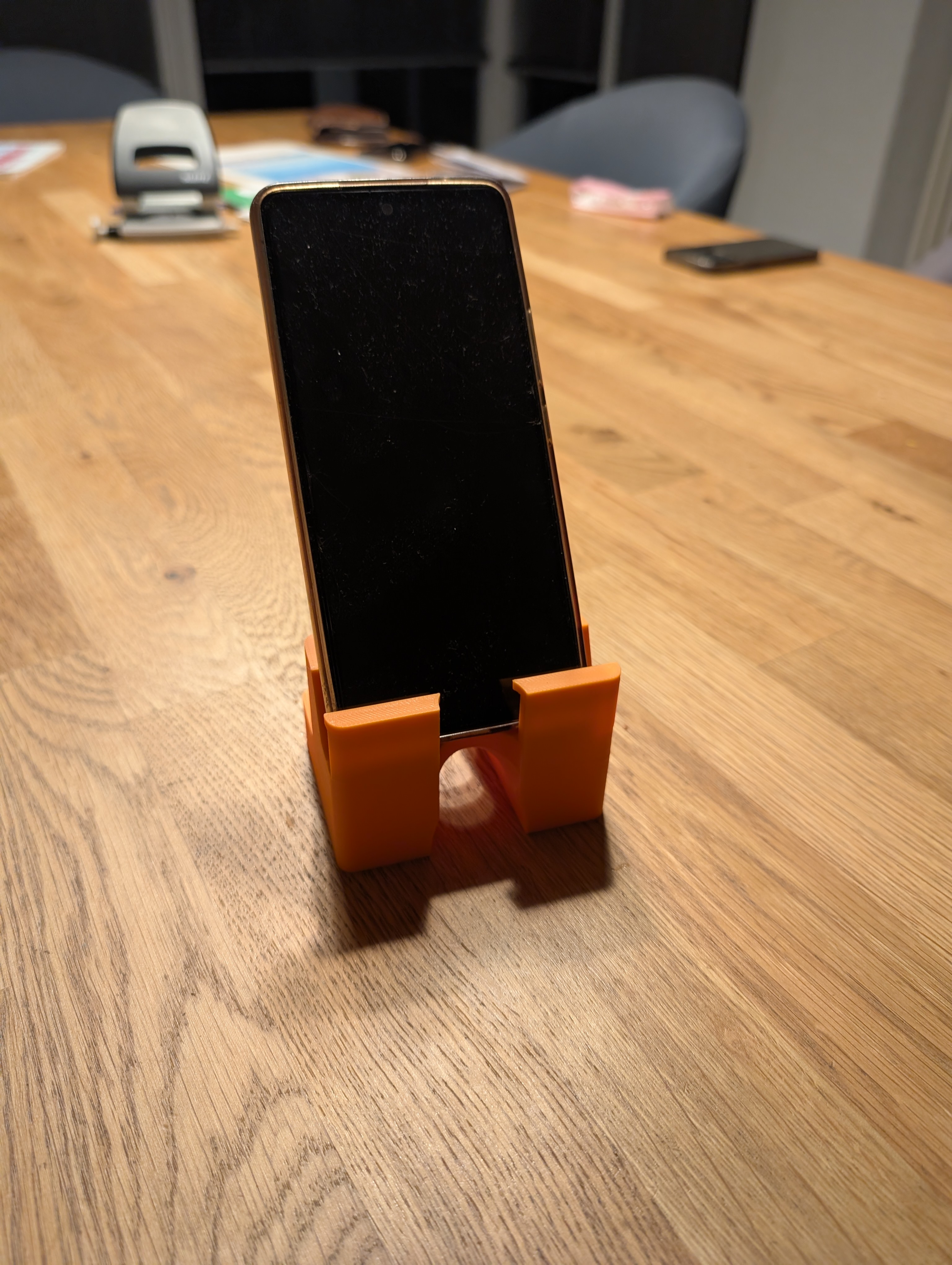 Handy Halterung mit Ausgang für Ladekabel