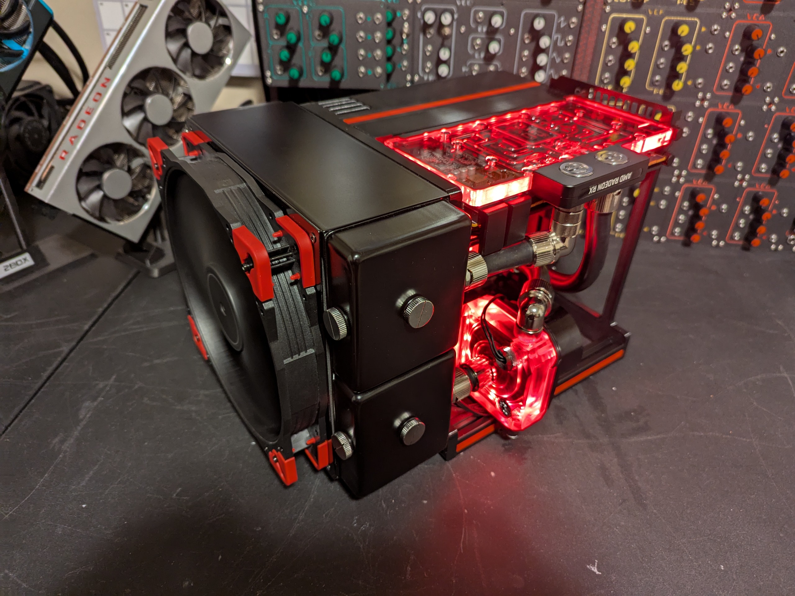Customizable ITX PC case for watercooling with a single 200mm fan/radiator