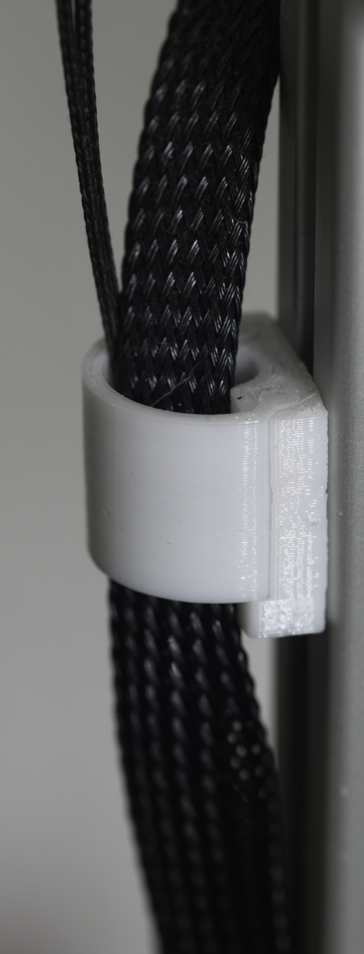 Kabelhalter mit Schelle zum Einstecken für ein 20x20mm Aluminiumprofil.